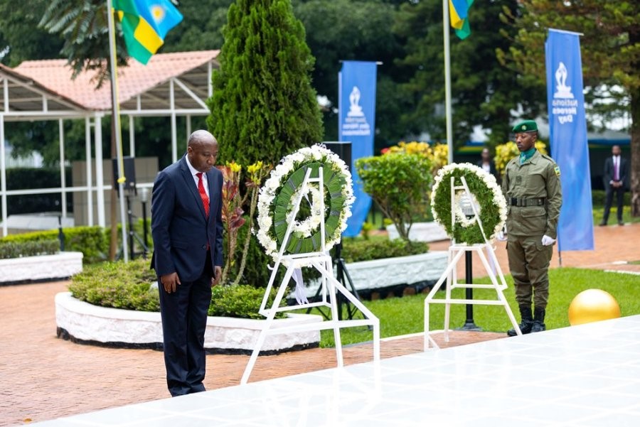 MINISITIRI W’INTEBE YAHAGARARIYE NYAKUBAHWA PEREZIDA WA REPUBULIKA PAUL ...
